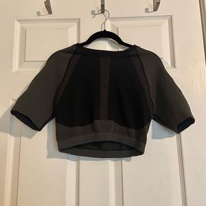 Fabletic’s Jessie Seamless Crop Top. Size 12-16